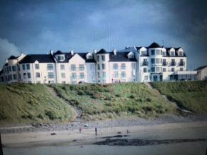 Beach Front Apt Portballintrae , Bushmills close to Royal Portrush Golf Club